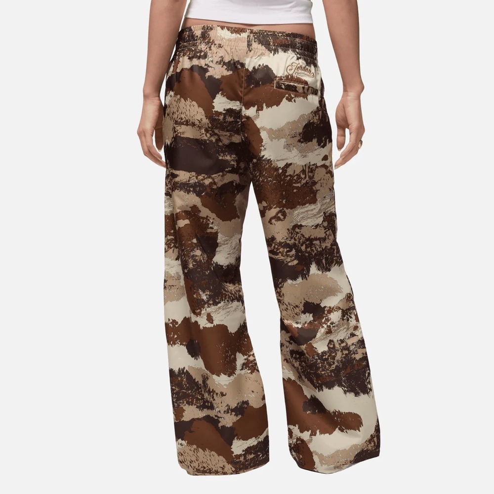 Air Jordan Women's Brooklyn Khaki
Camo Pants - MEDIUM - Picture 2 of 7